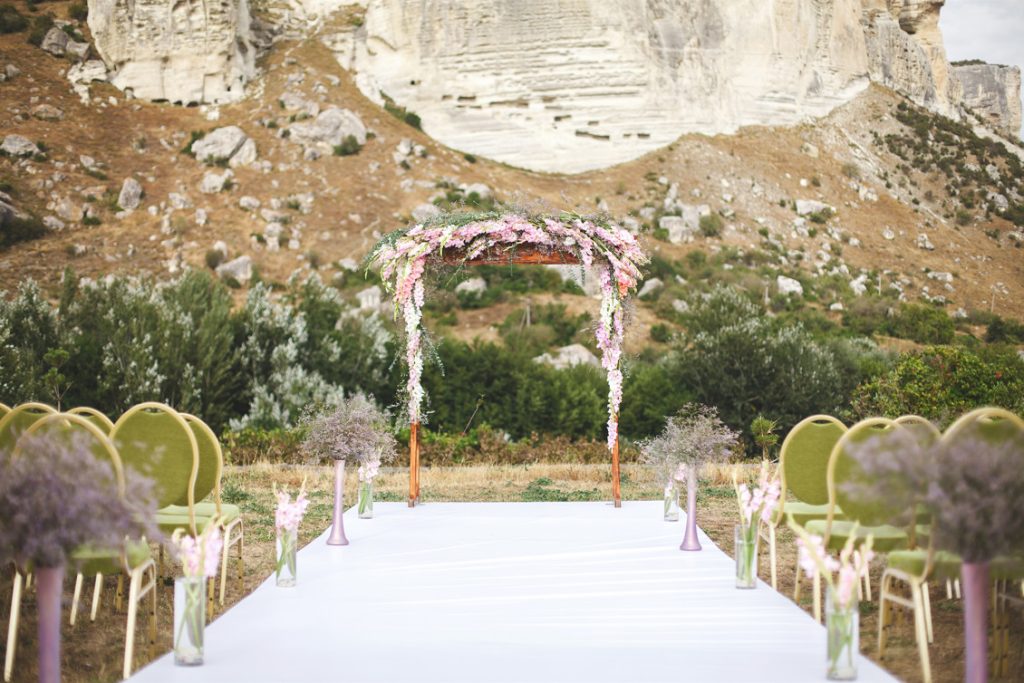 4-Outdoor wedding ceremony in dramatic landscape